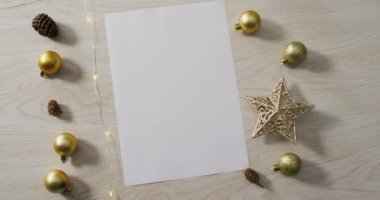 Beyaz kartlı Noel süsleri ve tahta arka planda fotokopi alanı. Noel, gelenek ve kutlama konsepti.