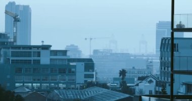 Şehir manzarası, birden fazla modern bina ve bulutsuz gökyüzü olan inşaat alanı. kentsel ufuk çizgisi, şehir ve mimari.