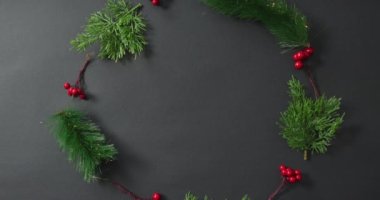 Kırmızı böğürtlenli Noel süslemeleri ve siyah arka planda kopyalama alanı videosu. Noel, gelenek ve kutlama konsepti.