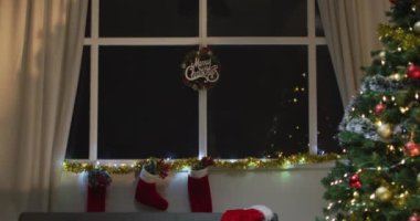 Noel kutlamaları, dekorasyonlar, Noel ağacı, ışıklar ve evde Noel çorapları videosu. Noel, gelenek ve kutlama konsepti.