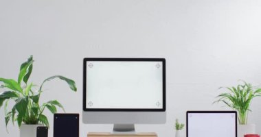 Bilgisayarın, akıllı telefonun, tabletin ve bilgisayarın videosu. Ofisinde fotokopi alanı olan ahşap masanın üzerinde. technology, business, work station, home office konsepti.