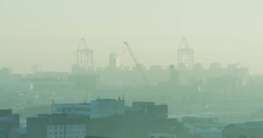 Şehir manzarası, birden fazla modern bina ve dumanlı inşaat alanı. kentsel ufuk çizgisi, şehir ve mimari.