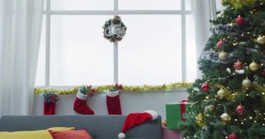 Noel kutlamaları, dekorasyonlar, Noel ağacı, ışıklar ve evde Noel çorapları videosu. Noel, gelenek ve kutlama konsepti.