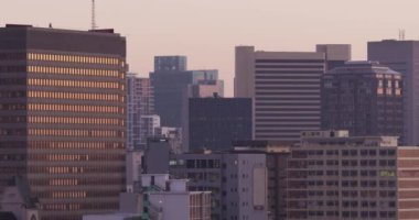 Birden fazla yüksek gökdelenli ve binalı şehir manzarası. Skyline ve modern şehir mimarisi.