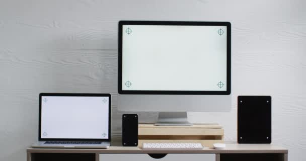 Wideo Laptopem Smartfonem Tabletem Komputerem Drewnianym Stole Przestrzenią Kopiowania Biurze — Wideo stockowe
