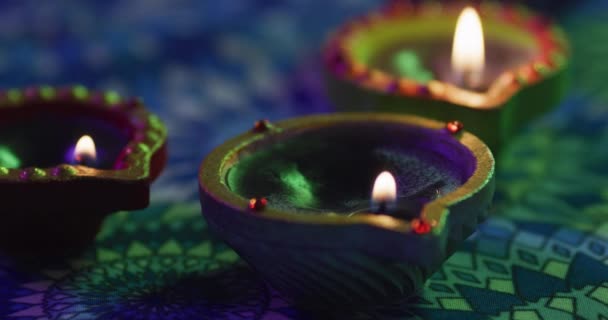 将蜡烛放在有花纹的桌面上装饰的陶瓷壶中 聚焦于前景 平整的背景 Diwali Festival Celebration Tradition Ceremony Concept — 图库视频影像