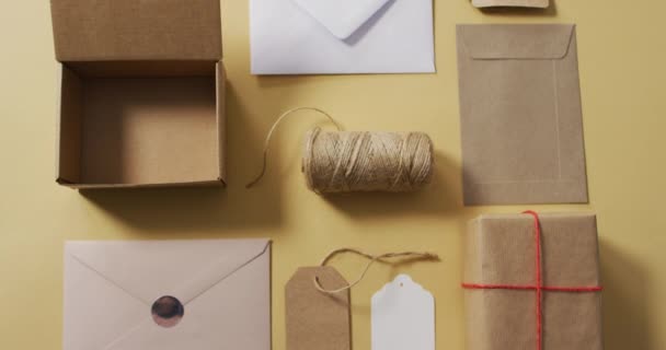 Vídeo Caja Sobres Etiquetas Cadenas Sobre Fondo Verde Navidad Tradición — Vídeo de stock