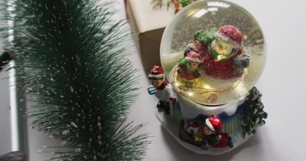 Video Decoraciones Navideñas Con Bola Nieve Sobre Fondo Blanco Navidad — Vídeos de Stock