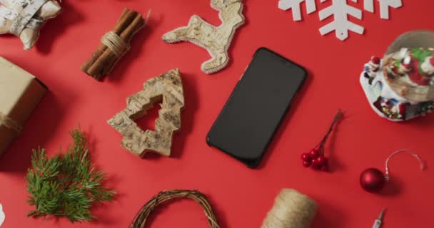 Video Decoraciones Navideñas Rama Árbol Con Smartphone Sobre Fondo Rojo — Vídeos de Stock