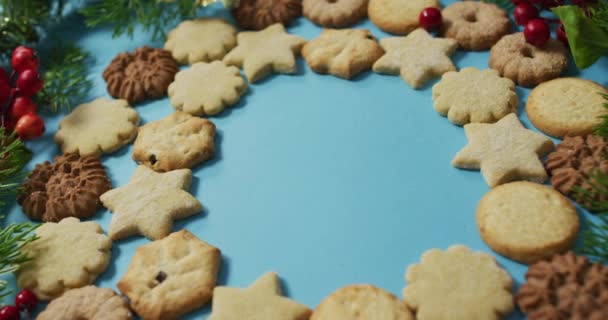 Julpynt Med Kakor Och Kopiera Utrymme Blå Bakgrund Jul Tradition — Stockvideo