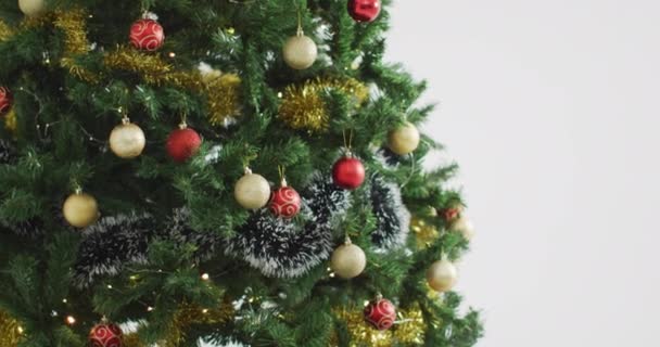 Vídeo Árvore Natal Decorado Com Bugigangas Fundo Branco Natal Tradição — Vídeo de Stock