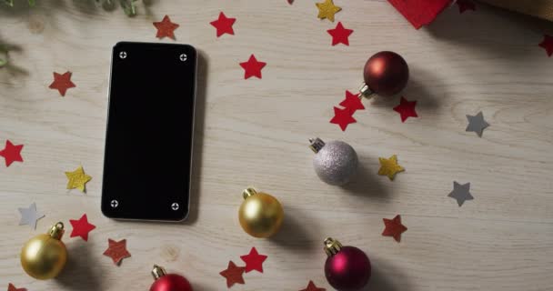 Video Adornos Navideños Adornos Bolas Estrellas Con Smartphone Mesa Madera — Vídeos de Stock