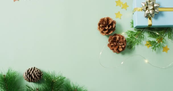 Video Decorazioni Natalizie Con Pigne Sfondo Bianco Natale Tradizione Concetto — Video Stock