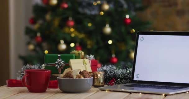 Vídeo Mesa Madeira Com Decorações Natal Laptop Com Tela Branco — Vídeo de Stock