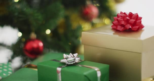 Βίντεο Από Διακοσμημένο Χριστουγεννιάτικο Δέντρο Δώρα Λευκό Φόντο Χριστούγεννα Παράδοση — Αρχείο Βίντεο