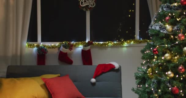 Video Von Weihnachtsgrüßen Dekorationen Weihnachtsbaum Lichtern Und Weihnachtsstrümpfen Hause Weihnachten — Stockvideo