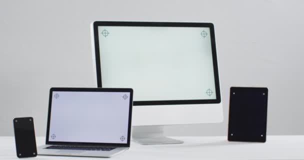 Vídeo Laptop Smartphone Tablet Computador Mesa Branca Com Espaço Cópia — Vídeo de Stock