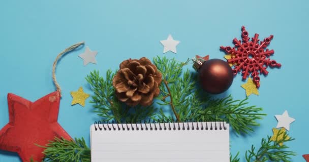 Vídeo Decorações Natal Com Notebook Espaço Cópia Fundo Azul Natal — Vídeo de Stock