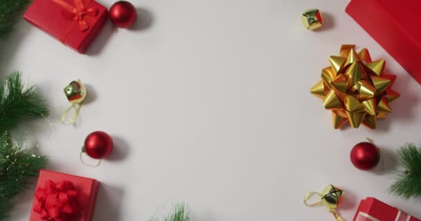 Video Van Kerstversiering Met Kerstballen Kopieer Ruimte Witte Achtergrond Kerstmis — Stockvideo