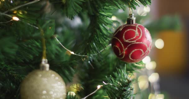 Video Árbol Navidad Con Adornos Bolas Luces Hadas Sobre Fondo — Vídeos de Stock