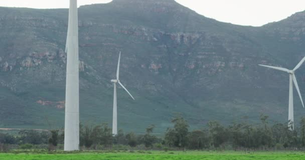 Vista Geral Das Turbinas Eólicas Paisagem Rural Com Montanhas Ambiente — Vídeo de Stock