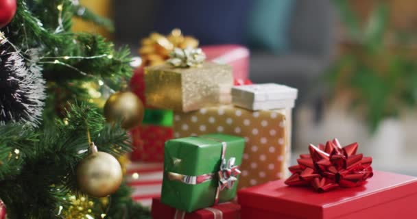 Відео Різдвяної Ялинки Стопкою Загорнутих Подарунків Вдома Різдво Традиції Концепція — стокове відео