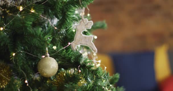 Video vánoční stromeček s ozdobou cetek a víla světla na rozmazaném pozadí. vánoční, tradice a koncepce oslav.