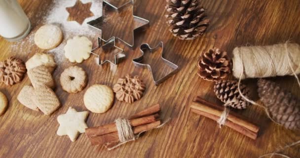 Video Decoraciones Navideñas Con Surtido Galletas Vaso Leche Sobre Fondo — Vídeo de stock