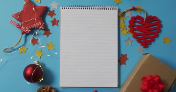 Video Decoraciones Navideñas Con Cuaderno Espacio Para Copiar Sobre Fondo — Vídeo de stock