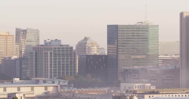 Allmän Bild Stadsbilden Med Flera Moderna Kontorsbyggnader Solsken Arkitektur Skyline — Stockvideo