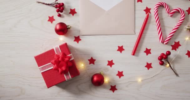 Video Van Kerstversiering Met Cadeautjes Enveloppe Houten Ondergrond Kerstmis Traditie — Stockvideo