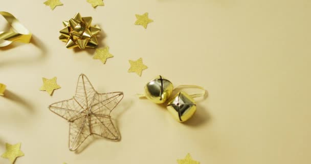 Video Decoraciones Navideñas Doradas Con Estrellas Sobre Fondo Amarillo Navidad — Vídeos de Stock