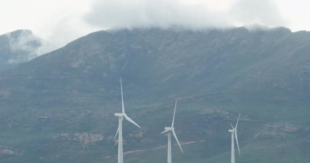 Vista Geral Das Turbinas Eólicas Paisagem Rural Com Montanhas Ambiente — Vídeo de Stock