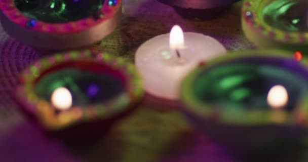 Kerzen Dekorativen Tontöpfen Und Teelichter Auf Holztischplatte Bokeh Hintergrund Diwali — Stockvideo