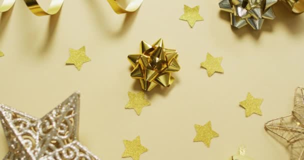 Video Decoraciones Navideñas Doradas Con Estrellas Sobre Fondo Amarillo Navidad — Vídeos de Stock