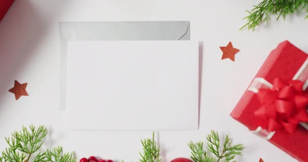 Video Van Kerstversiering Rode Sterren Met Enveloppen Witte Achtergrond Kerstmis — Stockvideo