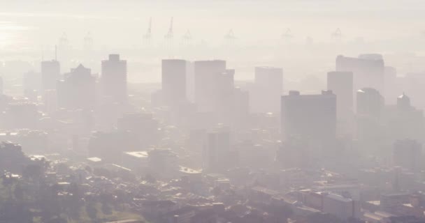 Общий Вид Городского Пейзажа Несколькими Высокими Небоскребами Зданиями Покрытыми Туманом — стоковое видео