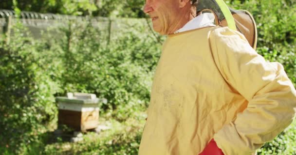 Portret Van Een Glimlachende Blanke Mannelijke Imker Beschermende Kleding Bijenteelt — Stockvideo