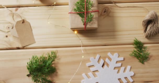 Video Decoraciones Navideñas Con Regalos Etiqueta Sobre Fondo Madera Navidad — Vídeos de Stock