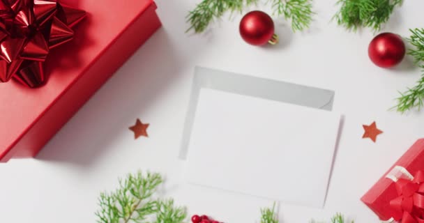 Video Decoraciones Navideñas Rojas Con Sobres Sobre Fondo Blanco Navidad — Vídeos de Stock