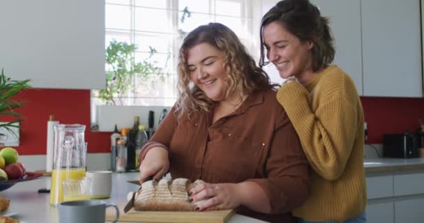 Glad Kaukasisk Lesbisk Par Skivning Bröd Och Skrattar Köket Inhemsk — Stockvideo