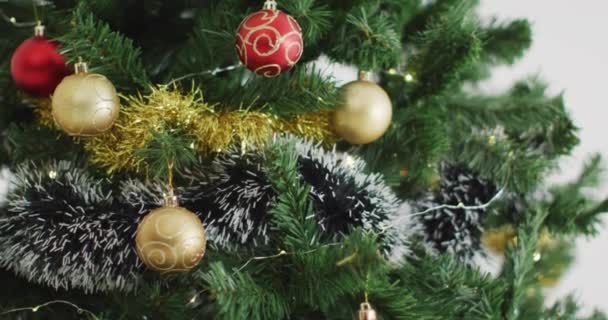 Видео Рождественской Елки Украшенной Безделушками Белом Фоне Рождество Традиции Концепция — стоковое видео