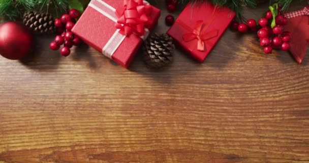 Video vánoční dekorace s dárky a kopírovat prostor na dřevěném pozadí. vánoční, tradice a koncepce oslav.