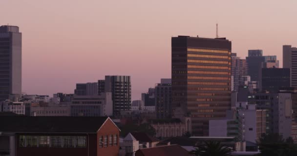 Общий Вид Городского Пейзажа Несколькими Современными Зданиями Ясным Небом Закате — стоковое видео