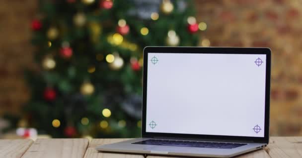Video Træbord Med Laptop Juletræ Jul Kommunikation Tradition Fest Koncept – Stock-video