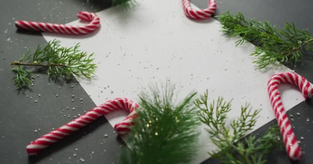 Video vánoční dekorace s bílou kartou a kopírovat prostor na černém pozadí. vánoční, tradice a koncepce oslav.