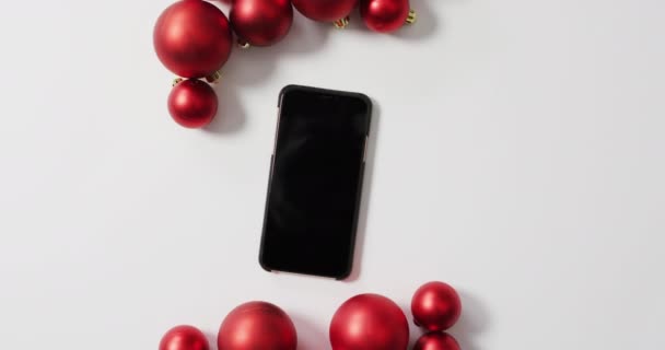Video Adornos Navidad Roja Smartphone Sobre Fondo Blanco Navidad Tradición — Vídeos de Stock
