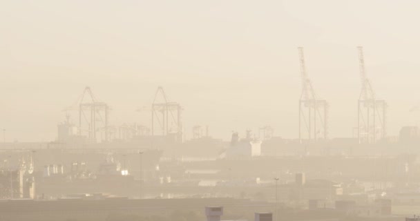 Загальний Вид Міський Пейзаж Декількома Будівлями Верф Вкритий Туманом Горизонтальна — стокове відео