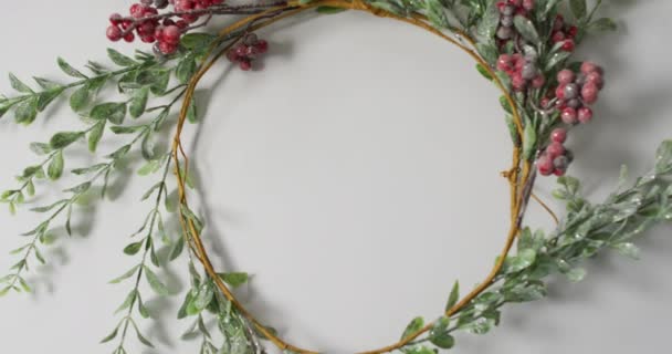 Video kruhové vánoční list a bobule dekorace s kopírovacím prostorem na bílém pozadí. vánoční, tradice a koncepce oslav.