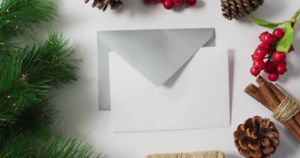 Vídeo Cones Pinho Natal Árvore Decorações Baga Vermelha Com Envelopes — Vídeo de Stock